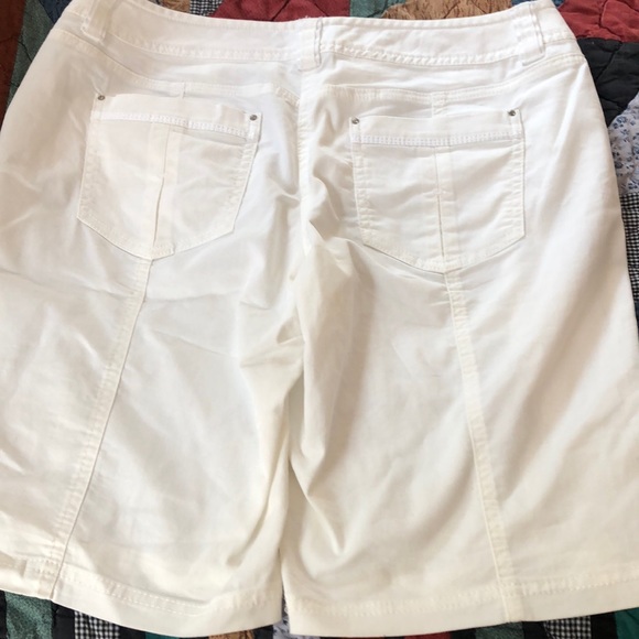 White House Black Market Bermuda shorts - Picture 4 of 4